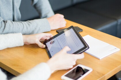 Tablet wird gehalten