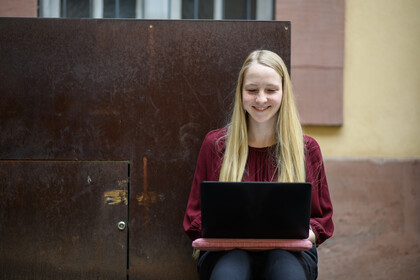 Studentin im Rektoratshof