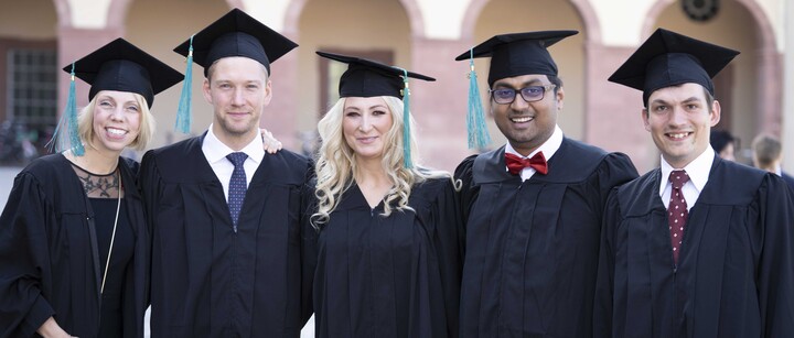 Gruppenfoto von Absolvent*innen