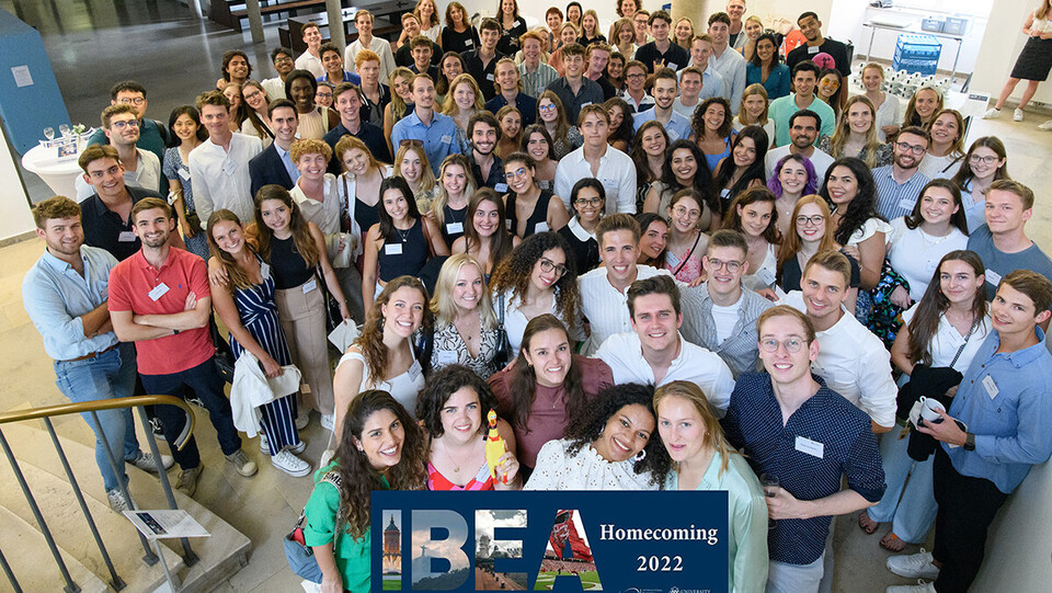 Anna Logue Gruppenfoto, Schriftzug: IBEA Homecoming 2022