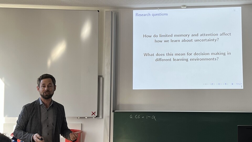 Michael Ungeheuer am unterrichten vor einem Whiteboard