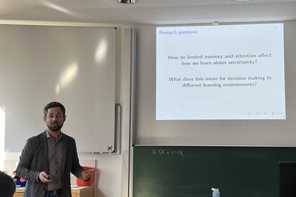 Michael Ungeheuer am unterrichten vor einem Whiteboard