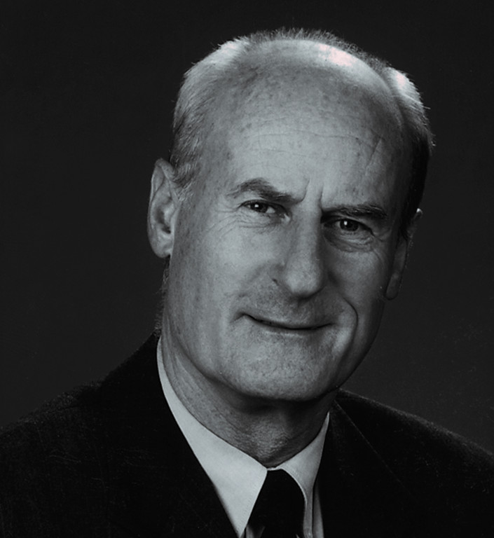 Schwarz-weiß Portrait von Gösta B. Ihde. Er trägt einen schwarzen Blazer und lächelt.