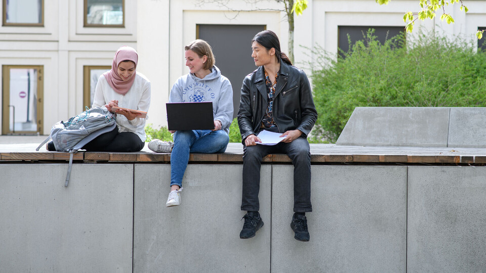Drei Studierende vor dem B6 Gebäude.