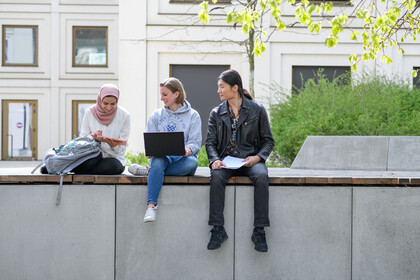 Drei Studierende vor dem B6 Gebäude.