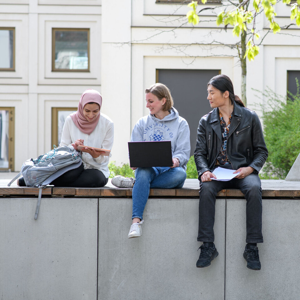 Drei Studierende vor dem B6 Gebäude.