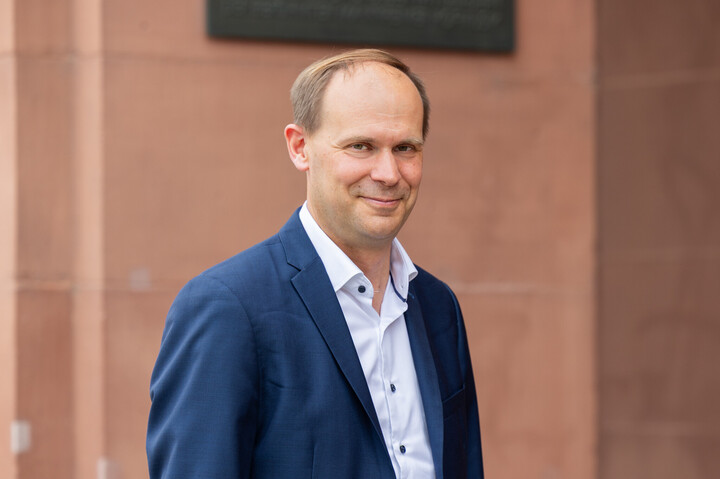 Eine Person sieht lächelnd in die Kamera
