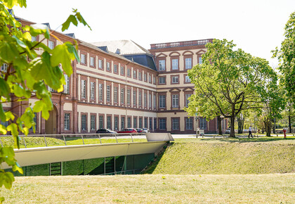Der Westflügel des Mannheimer Schlosses mit Blick auf das Studien- und Konferenzzentrum unter der Erde.