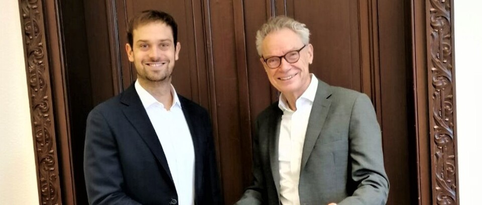 Herrr Lutz schüttlet Prof. Glanzer die Hand