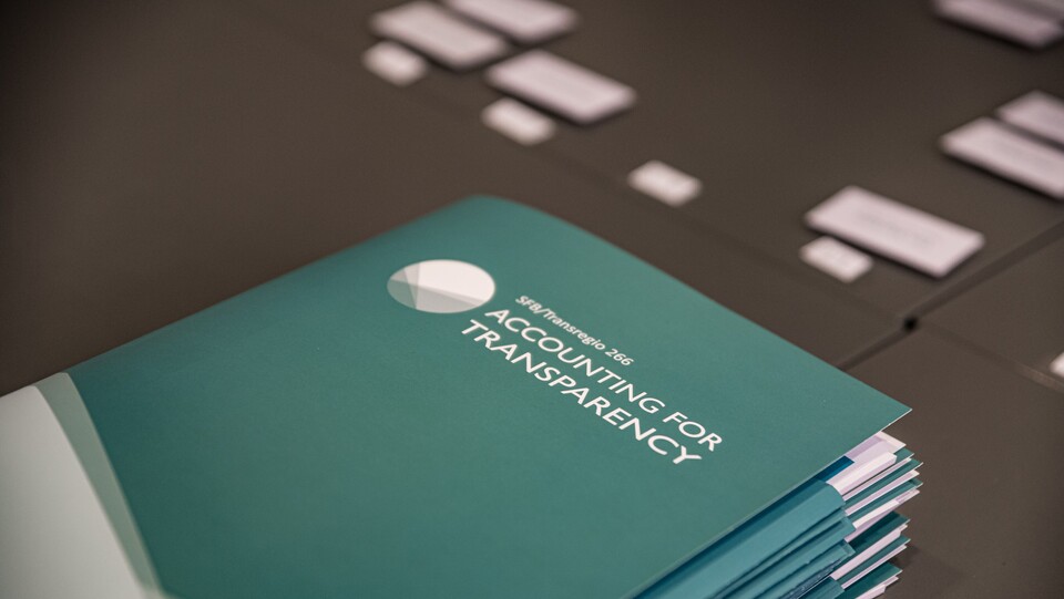Stapel von grünen Mappen mit Aufschrift "Accounting for Transparency"
