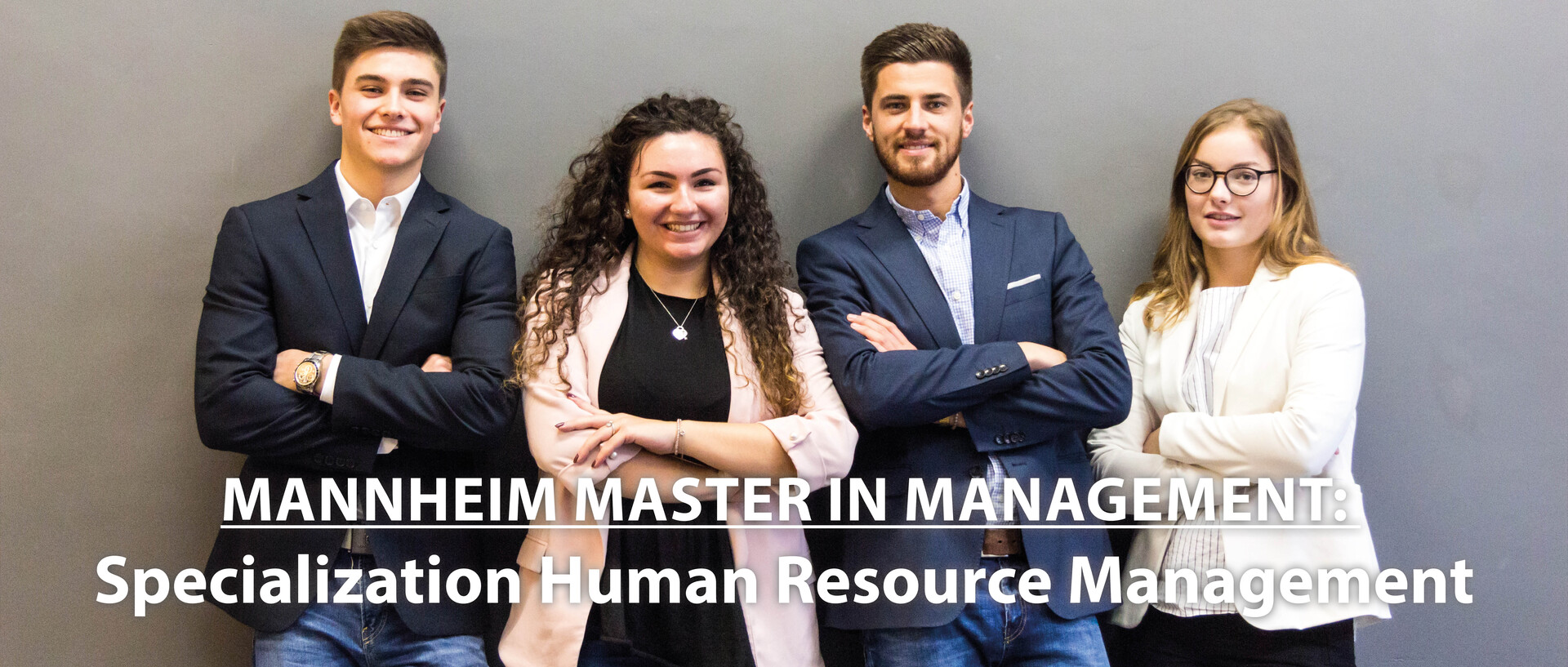 Vier Personen lächeln in die Kamera, Schriftzug: Mannheim Master in Management: Specialization Human Resource Management