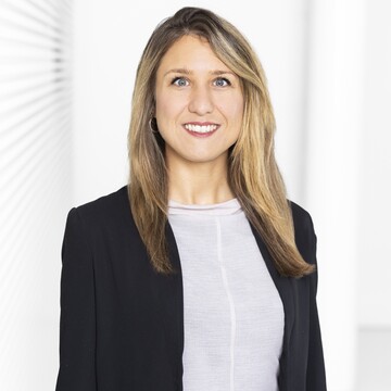 Sarah Kempe hatte schulterlange blonde Haare. Sie trägt ein helles Oberteil und einen schwarzen Blazer.