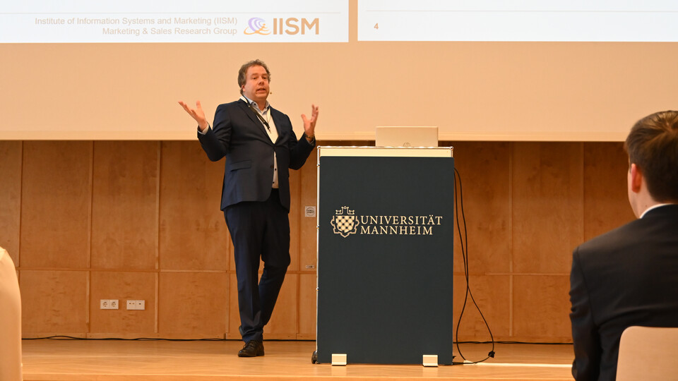 Referent Prof. Dr. Martin Klarmann bei seinem Grundlagenvortrag zum Thema künstliche Intelligenz im Marketing und Vertrieb.