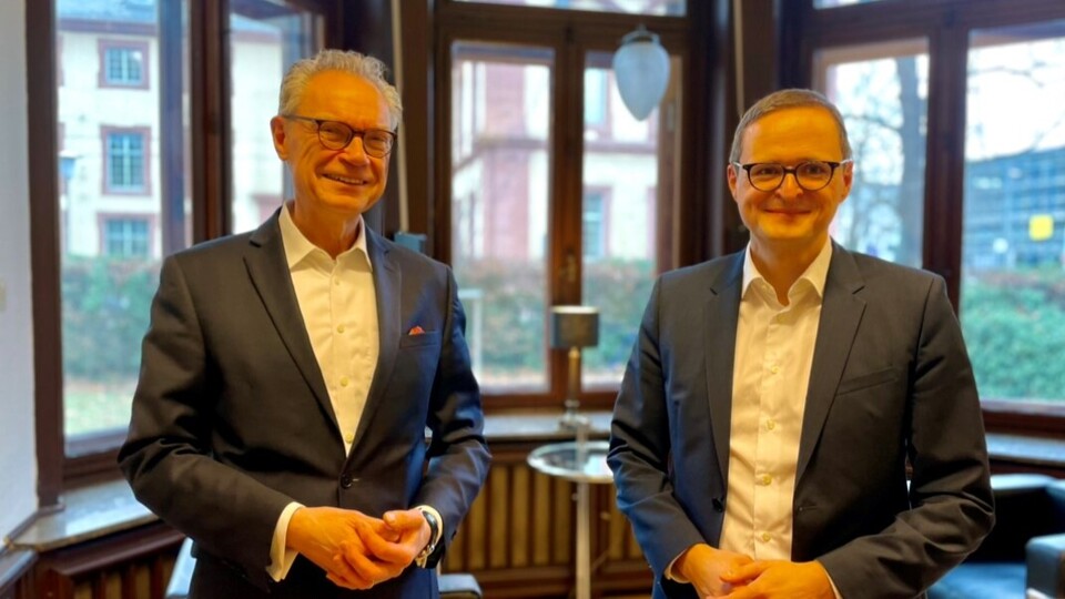 Prof. Strohmeier und Dekan Lutz vor einer Fensterwand