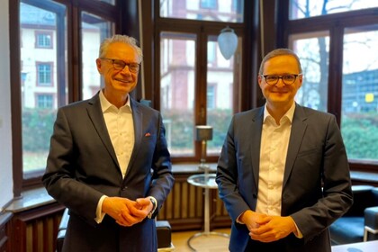 Prof. Strohmeier und Dekan Lutz vor einer Fensterwand