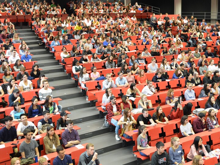 Ein großer Hörsaal voller Studierenden.