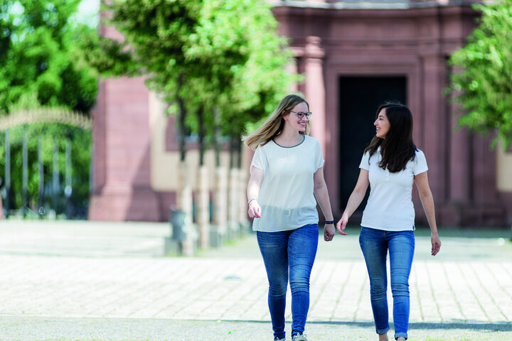 Zwei Studentinnen laufen