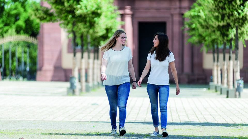 Zwei Studentinnen laufen