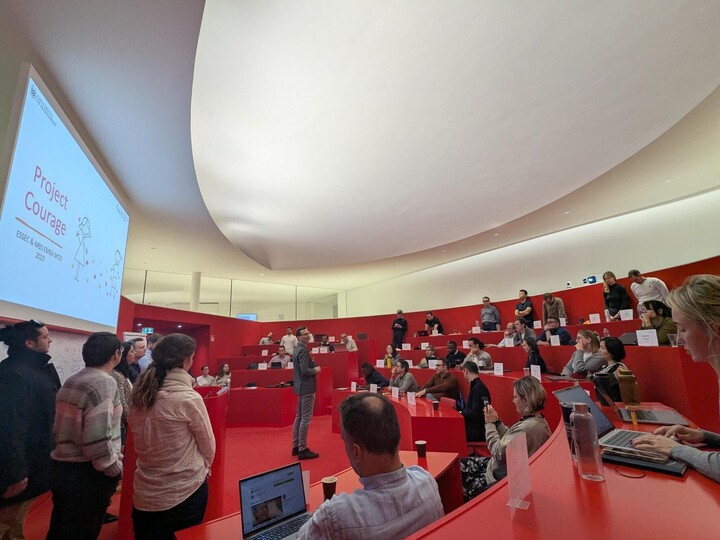 Gruppe von Studierenden, die im Study Conference Center eine Präsentation über ihr soziales Projekt hält.