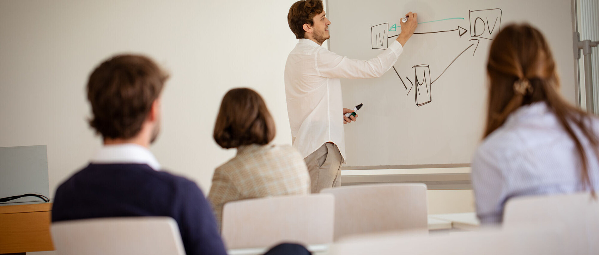 Studierende vor Whiteboard