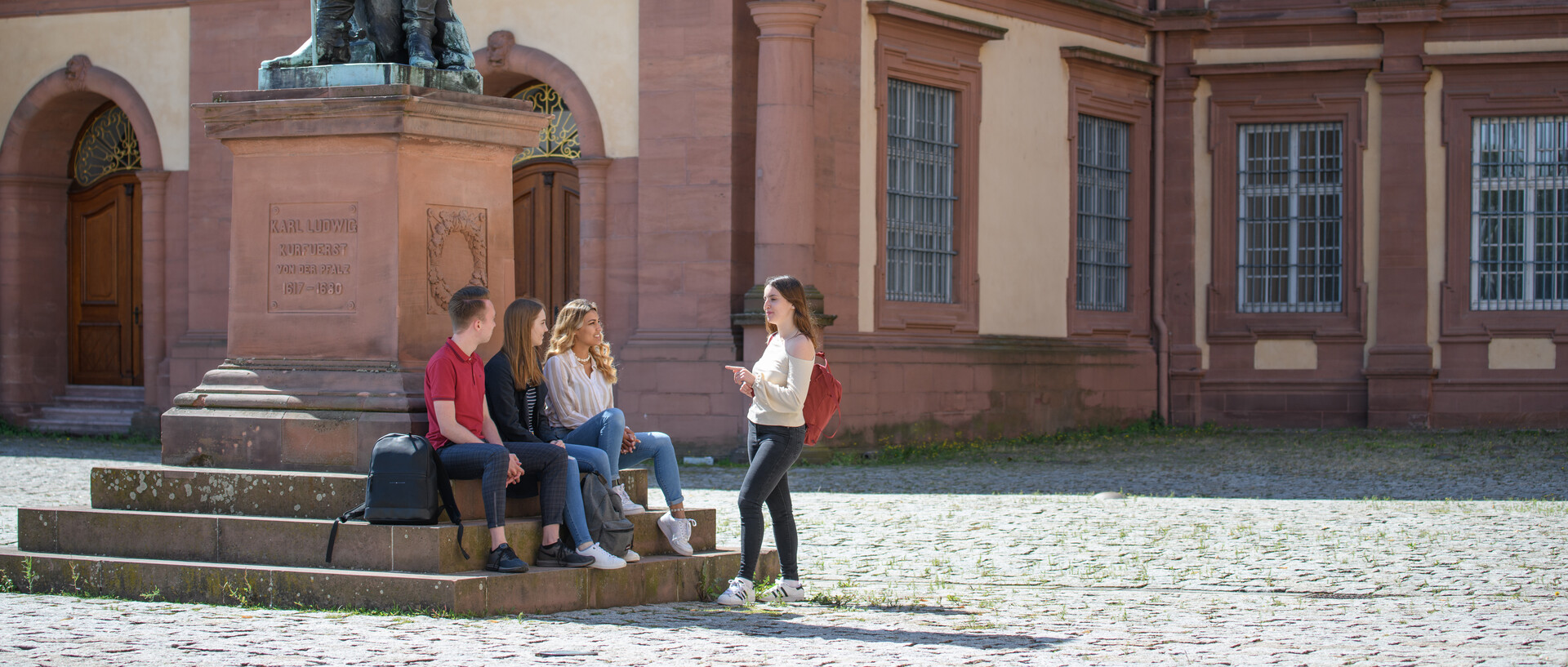 Studierende auf dem Ehrenhof der Universität Mannheim