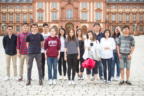 Gruppenfoto vor dem Schloss