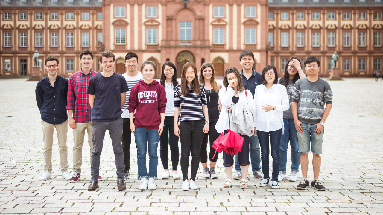 Gruppenfoto vor dem Schloss