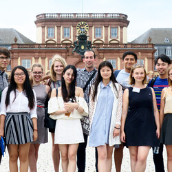 Gruppenfoto vorm Schloss