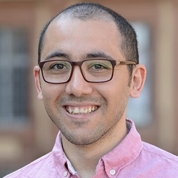 Portrait von Dr. Amir Foroughi. Aufgenommen vor der Universität Mannheim.