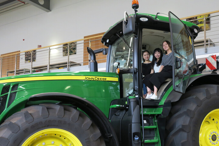 Studierende in Traktor