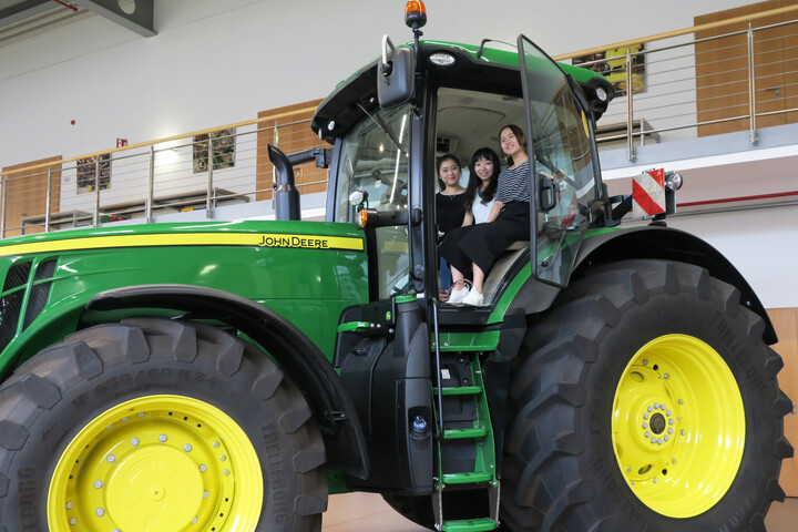 Studierende in Traktor