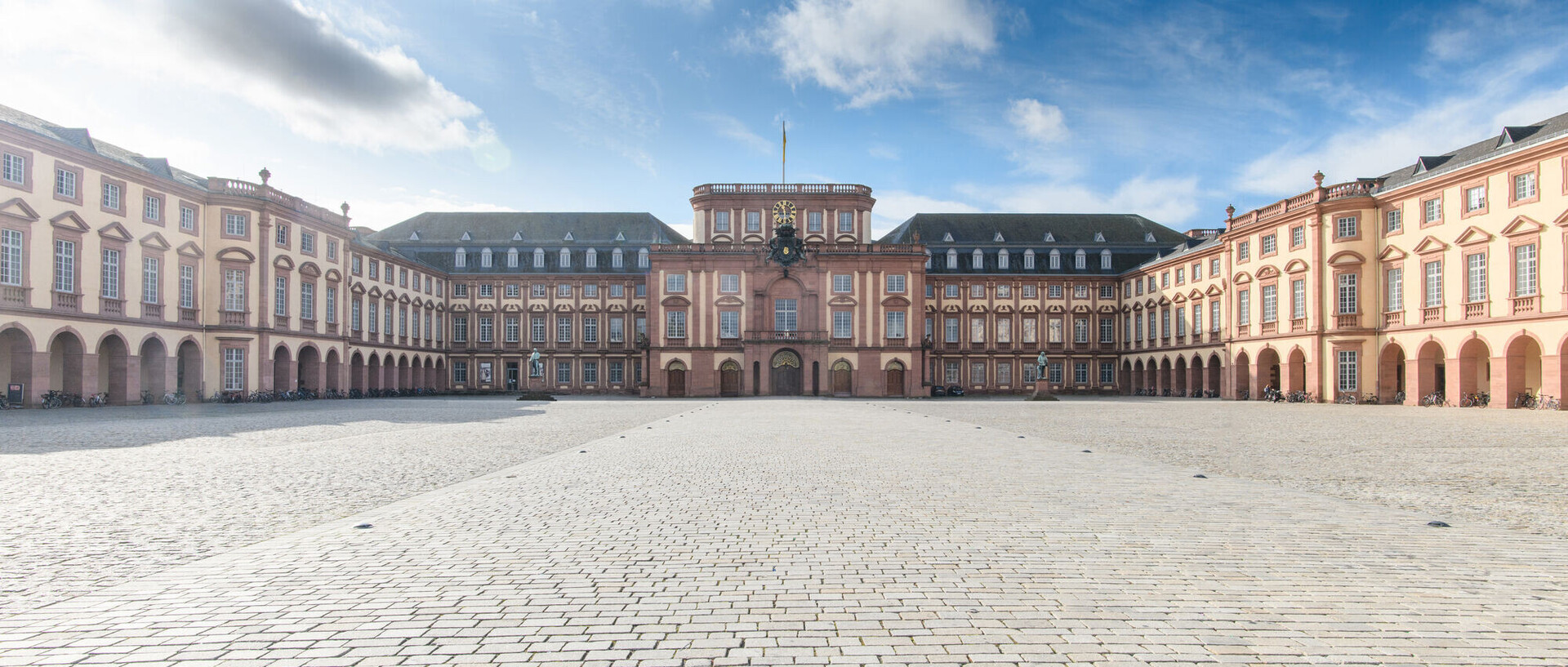 Schloss und Ehrenhof