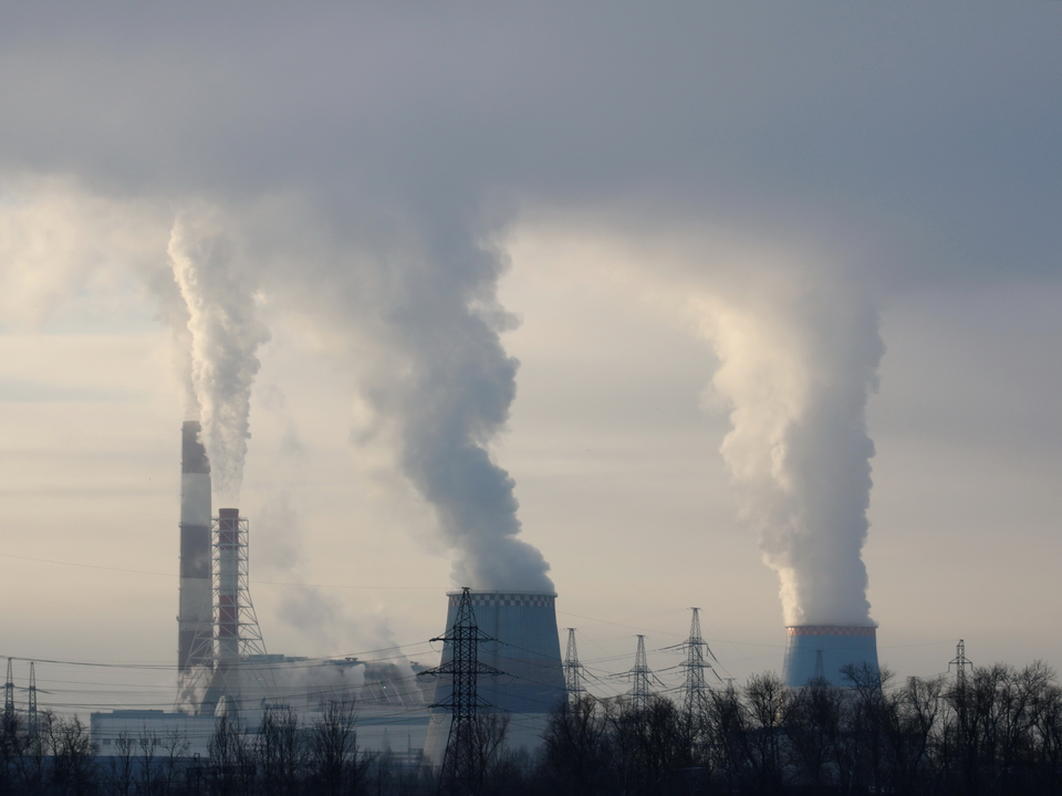 Ein Kohlekraftwerk mit großen Schornsteinen und Emissionen.