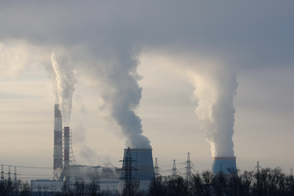 Ein Kohlekraftwerk mit großen Schornsteinen und Emissionen.