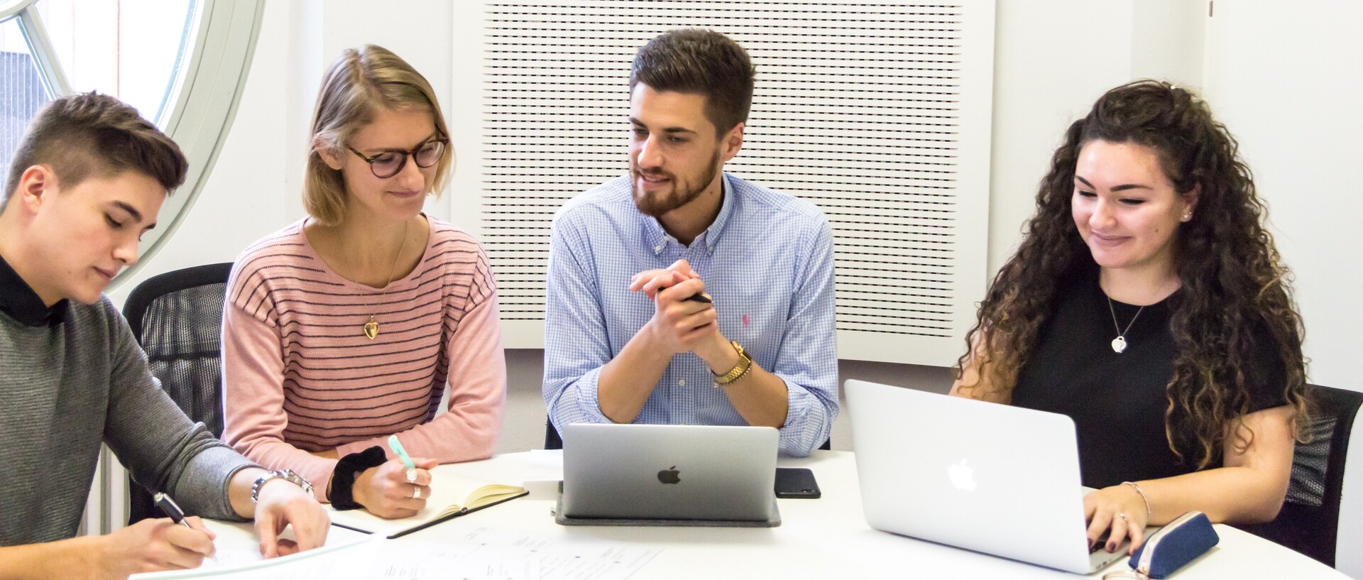 Studierende mit Laptops am Tisch