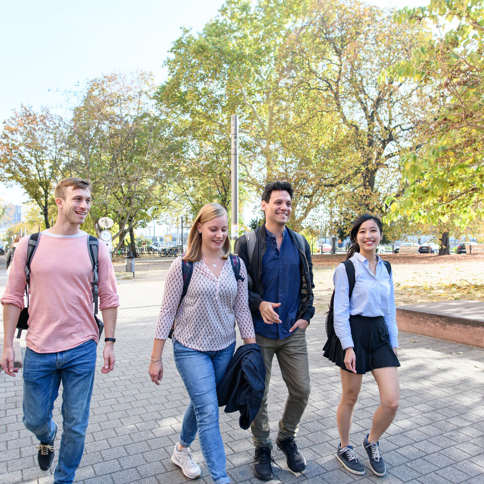 Studierende, die vor dem Schloss laufen