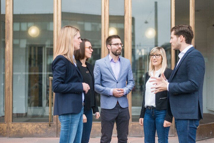 Personengruppe vorm Haupteingang