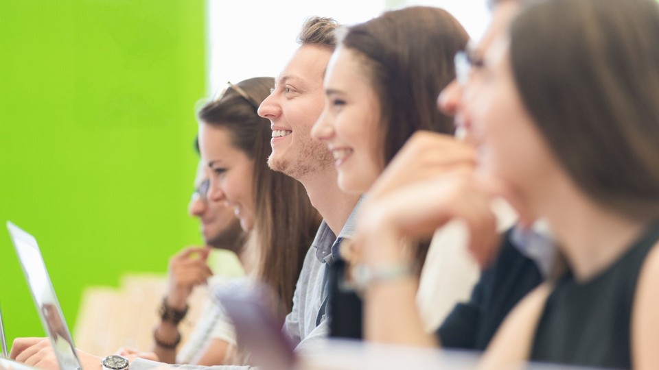 vier Studierende im Hörsaal