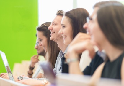 vier Studierende im Hörsaal