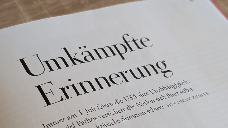 Eine aufgeschlagene Zeitschrift liegt auf einem Tisch
