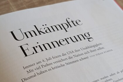 Eine aufgeschlagene Zeitschrift liegt auf einem Tisch