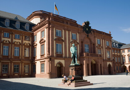 Der Mittelbau des Mannheimer Schlosses im Sonnenlicht