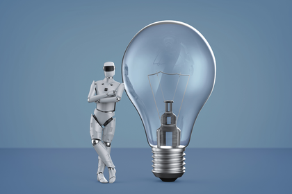 Ein KI-Roboter lehnt an einer Glühbirne. Der Hintergrund ist blau.