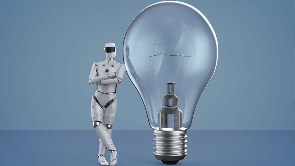 Ein KI-Roboter lehnt an einer Glühbirne. Der Hintergrund ist blau.