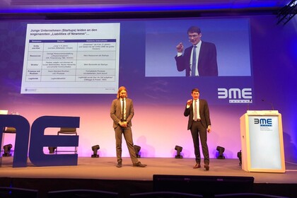 BME Konferenz mit zwei Männern auf der Bühne