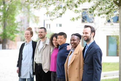 Sechs Mitarbeitende der Universität Mannheim posieren für ein Foto.
