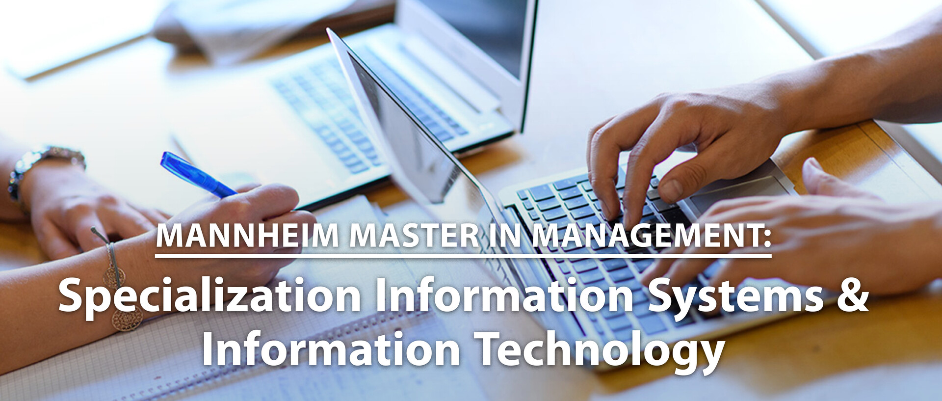 Laptops und Hände auf Tisch, Schriftzug: Mannheim Master in Management: Specialization Information Systems & Information Technology