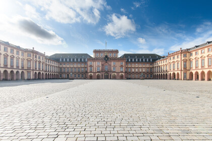 der Ehrenhof des Mannheimer Barockschlosses bei Sonnenschein und blauem Himmel. 