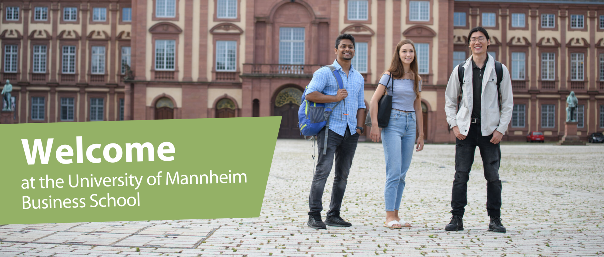 Congratulations on your admission! We look forward to welcoming you in Mannheim! 3 students on the Ehrenhof