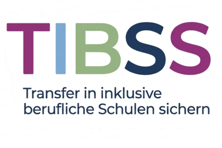 Logo mit dem Schriftzug „TIBSS“ in den Farben Magenta, Hellblau, Grün, Dunkelblau und Magenta. Darunter steht: „Transfer in inklusive berufliche Schulen sichern“.
